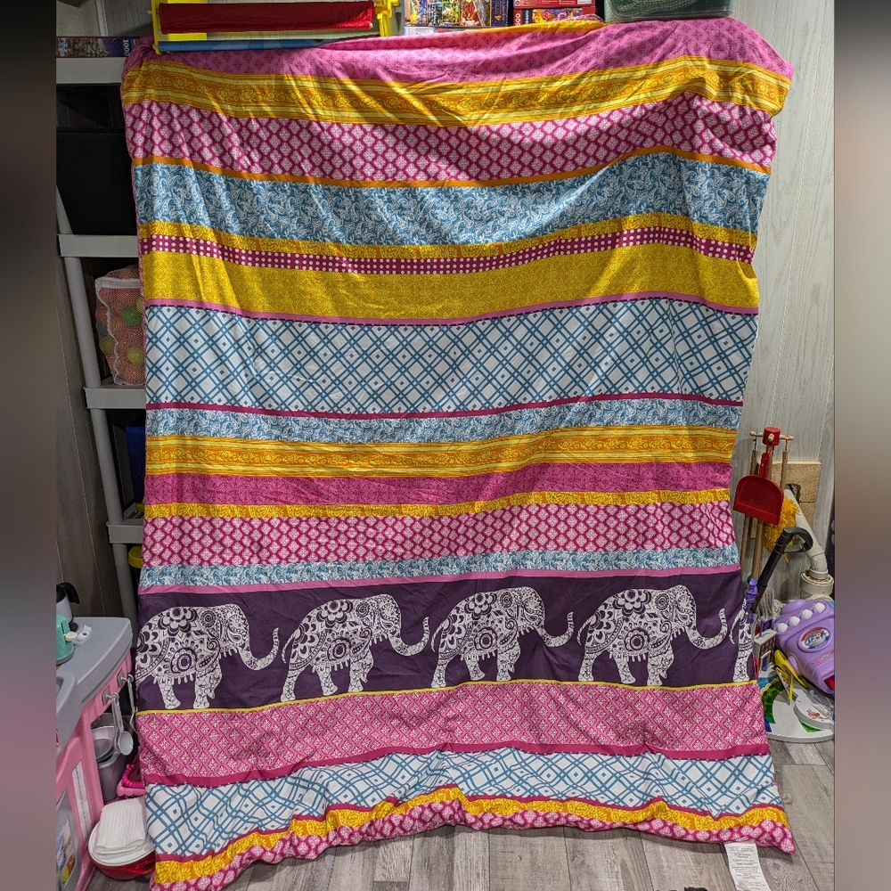 Meghana Twin comforter & standard sham with matching curtains - Picture 3 of 14